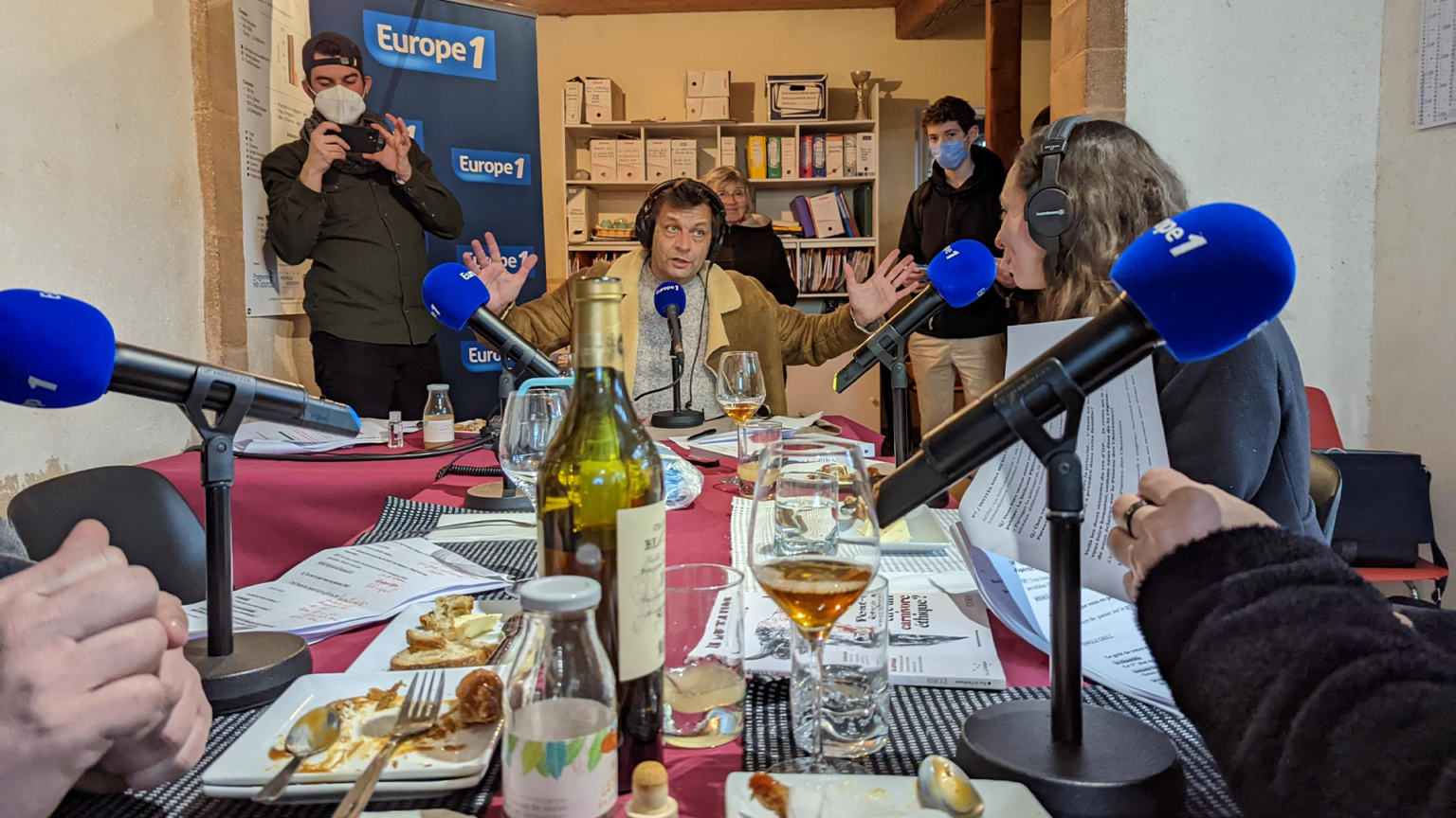 Photo de l'émission "La Table des Bons Vivants" délocalisée dans un ferme avec Laurent Mariotte