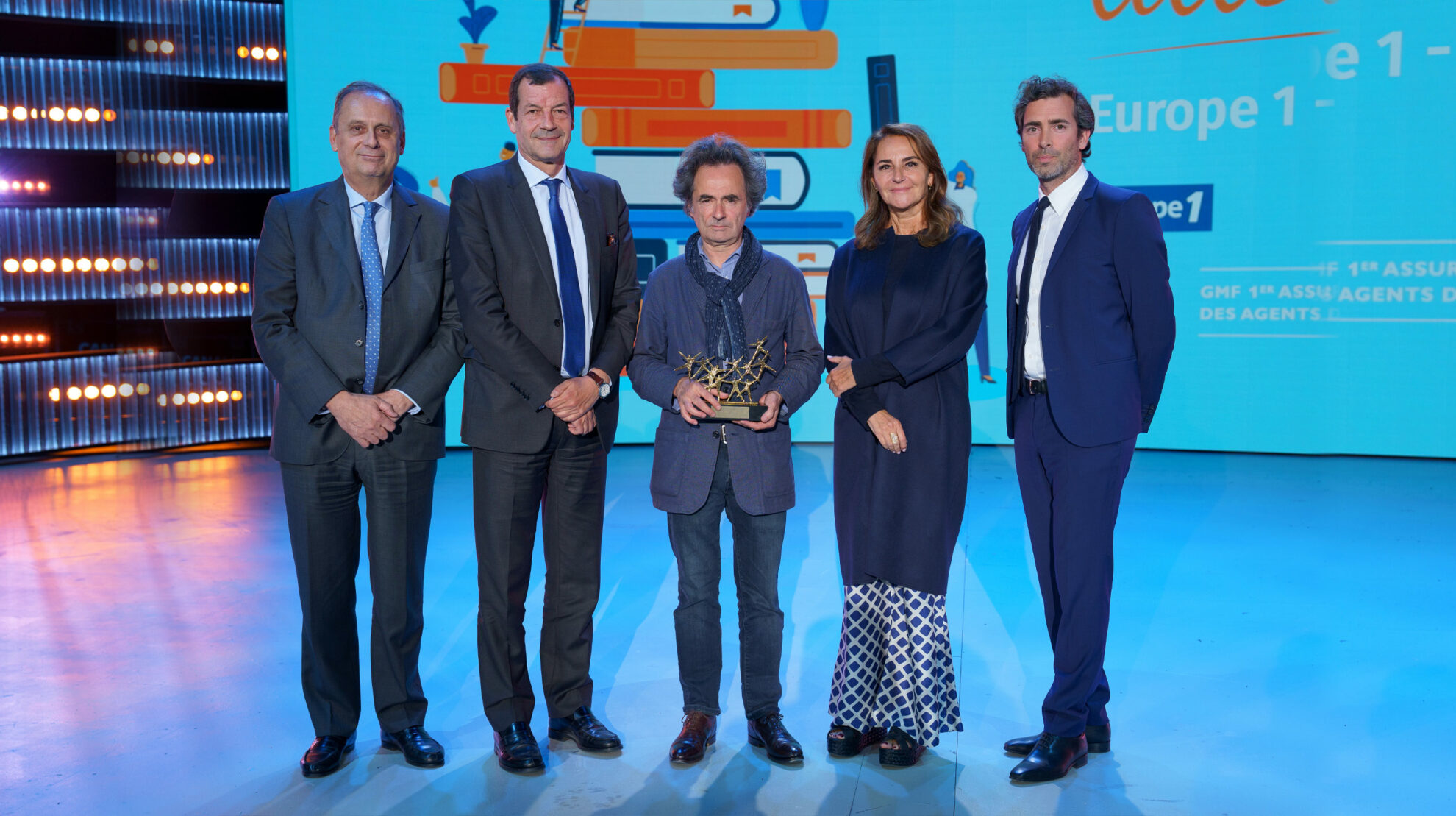 Photo du lauréat du Prix Littéraire Europe 1 - GMF Antoille Billot accompagné de Jérôme Roncorini, Thierry Derez, Constance Benqué et Nicolas Carreau